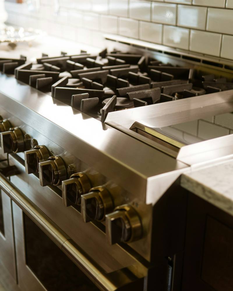 Professional gas range with cast-iron grates and heavy control knobs